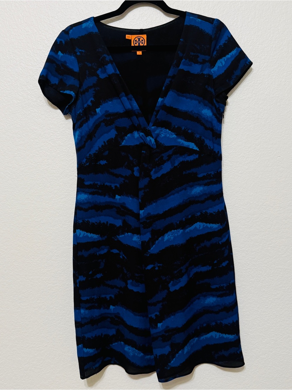 🦋 Tory Burch| EUC Blue Black Printed Silk Dress Size 6 V Neck Short Sleeve